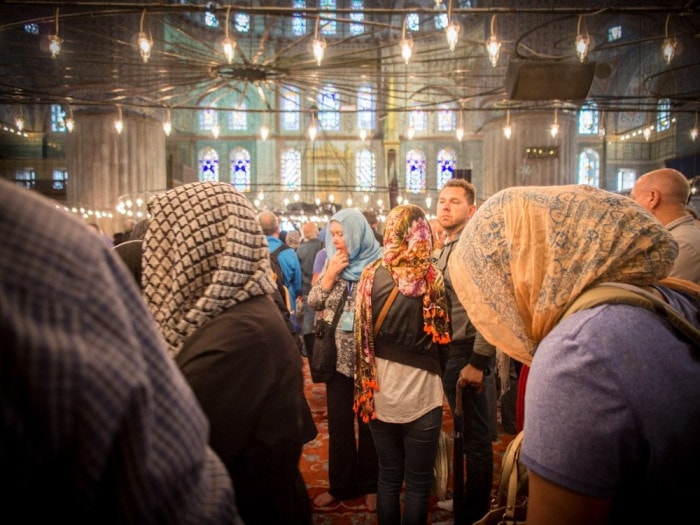 visiteurs de la mosquée bleue à sultanahmet voyage à istanbul